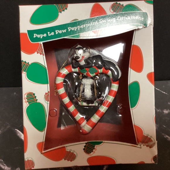 Warner Bros. 1999 Pepe Le Pew Pepperment Swing Ornament